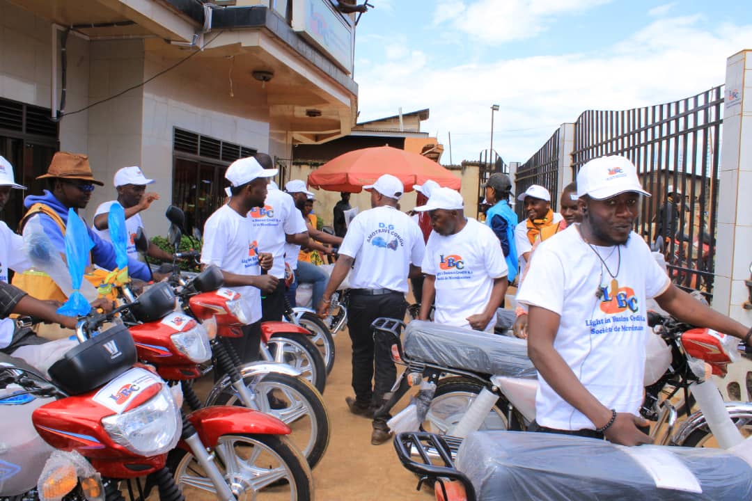 Butembo: 12 membres de l’ AMOTRACO bénéficient d’un crédit moto de la société de microfinance LBC