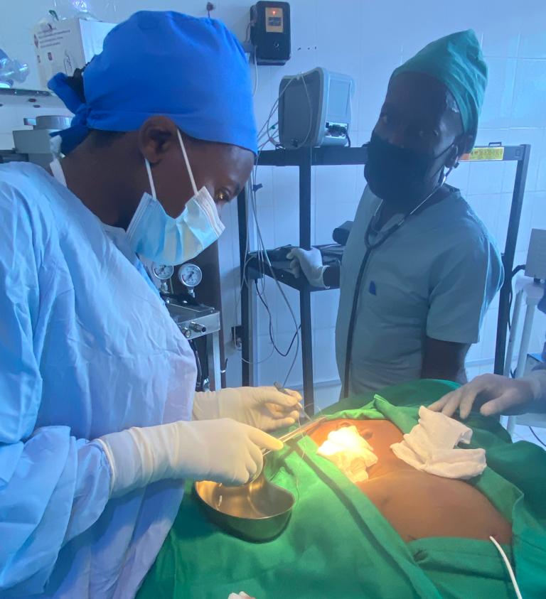 Nord-Kivu : une résidante en première année de spécialisation de l’UCG réalise l’exploit d’une opération de neurochirurgie en 45 minutes