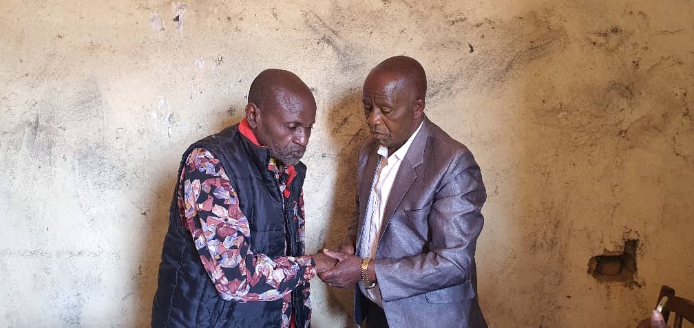 le chef de bureau de la municipalité, à gauche et le nouveau chef du quartier Vutetse,Monsieur Kahindo Kataliko Mudoko
