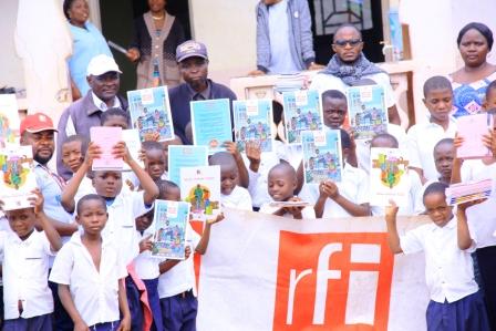 Club Rfi Butembo : 60 écoliers vulnérables bénéficient d’un kit scolaire