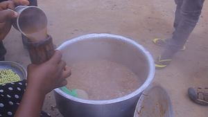 Une sorte de thé faite à base de Ngongolio, Ngbako, ketsu, murondo et autres produits forestiers. ©Jackson Sivulyamwenge
